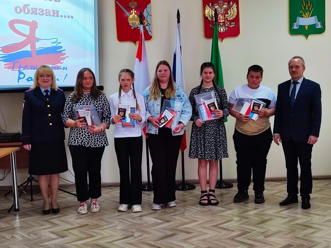 Вчера накануне праздника Дня Молодежи, в администрации Сямженского округа состоялось торжественное вручение паспортов 14- летним гражданам..