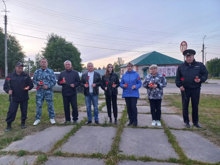 ветераны ОВД совместно с сотрудниками отделения полиции по Сямженскому району провели патриотическую акцию.