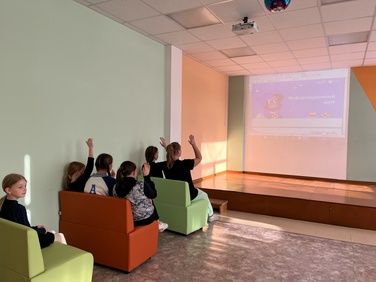 В школе Сямженского округа проведен классный час, посвященный цифровой грамотности в интернете.