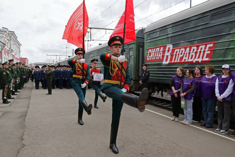 В Вологду приехал поезд с передвижной выставкой военной техники.